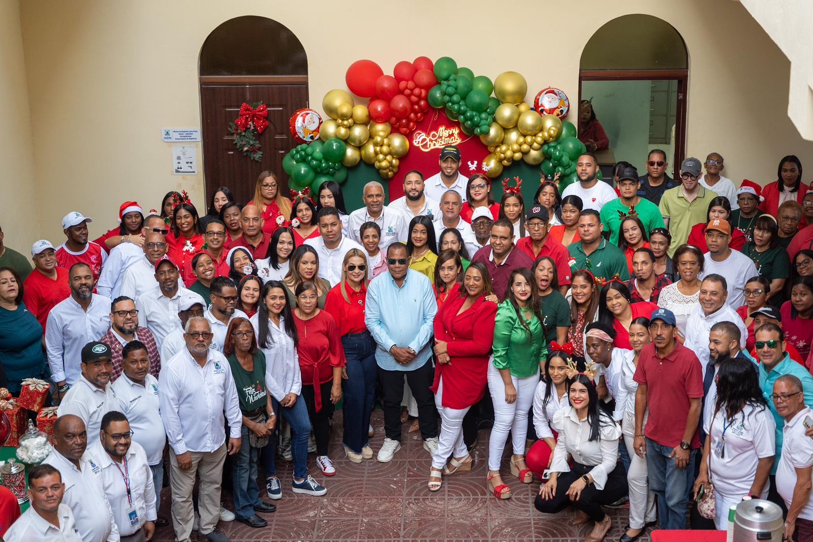 AYUNTAMIENTO DE PUERTO PLATA DA LA BIENVENIDA A LA NAVIDAD CON AGUINALDO Y ALMUERZO PARA SUS COLABORADORES