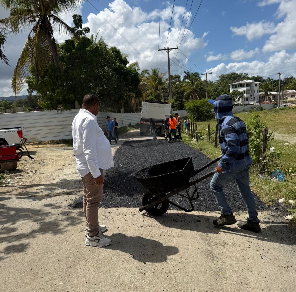 AYUNTAMIENTO DE PUERTO PLATA INICIA OPERATIVO DE BACHEO EN LA SEGUNDA ENTRADA DE MUÑOZ