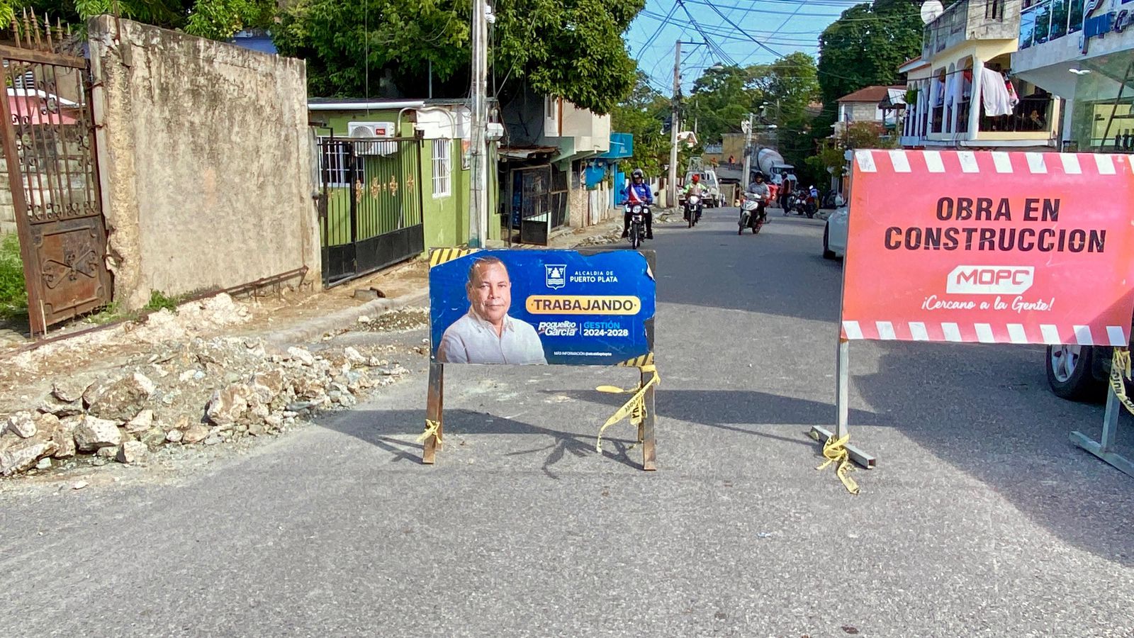 AYUNTAMIENTO DE PUERTO PLATA AVANZA CON RECONSTRUCCION DE ACERAS Y CONTENES EN CAMBELEN