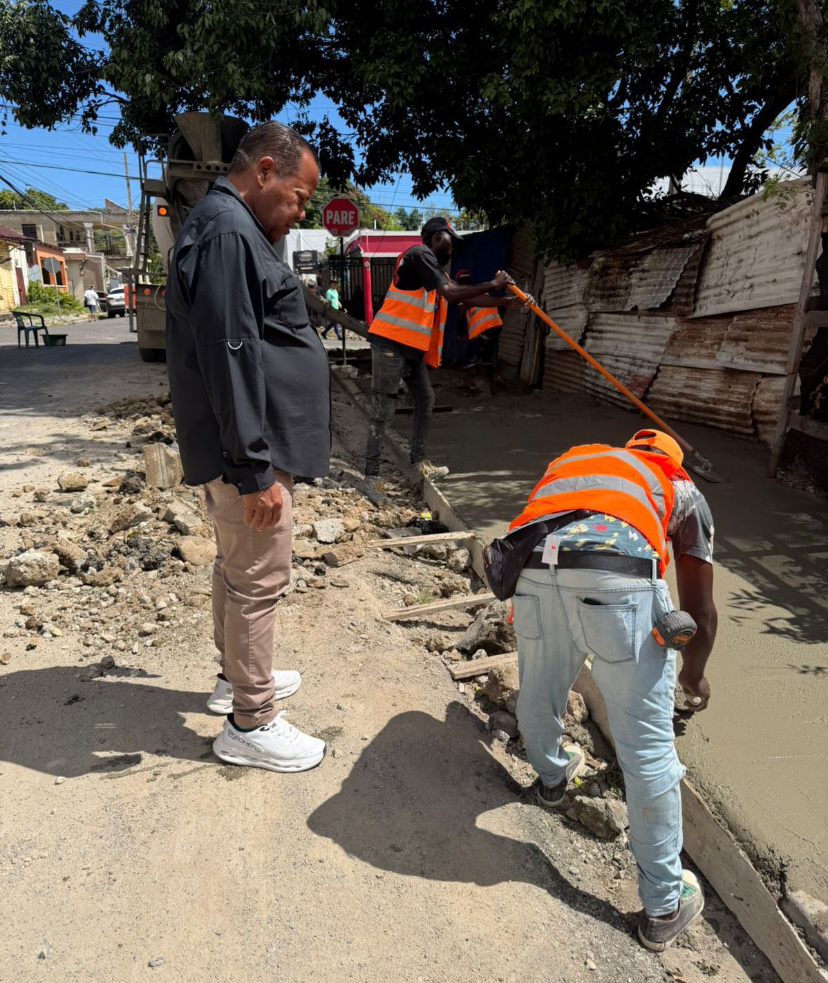 AYUNTAMIENTO DE PUERTO PLATA CONTINUA PROGRAMA DE BACHEO, ASFALTADO Y RECONSTRUCCION DE ACERAS Y CONTENES
