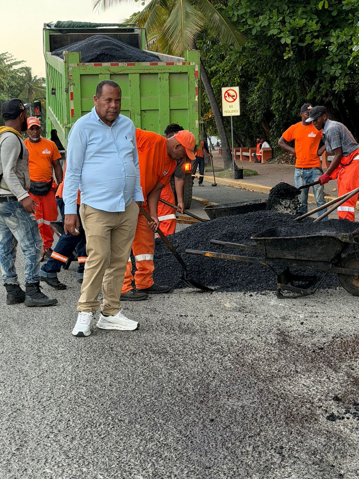 AYUNTAMIENTO DE PUERTO PLATA AVANZA CON OPERATIVOS DE ASFALTADO Y BACHEO EN EL MUNICIPIO