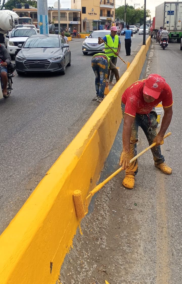 AYUNTAMIENTO DE PUERTO PLATA REFUERZA SEÑALIZACIÓN VIAL Y MANTENIMIENTO DE MUROS PREVIO A LA SEMANA MAYOR