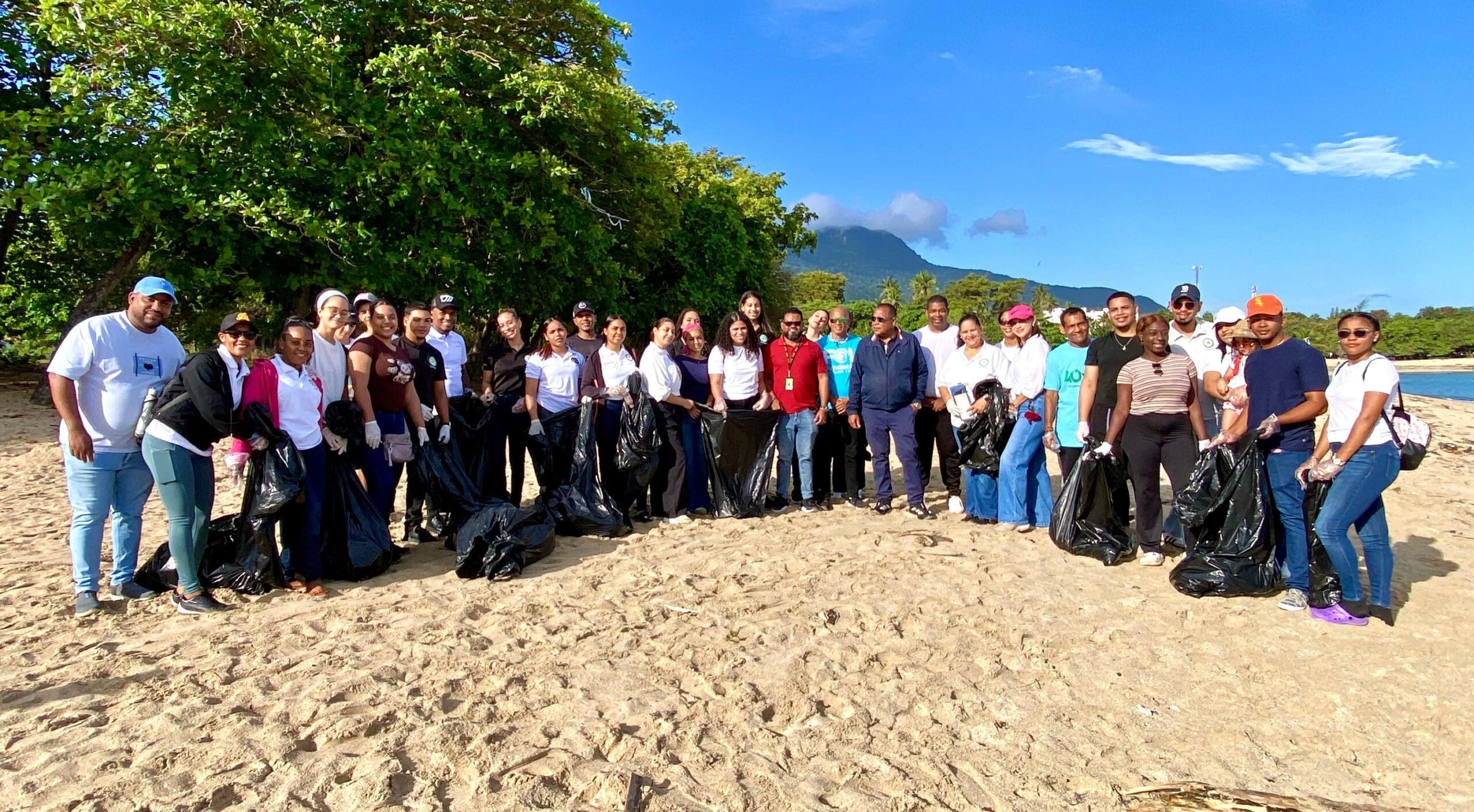 ALCALDÍA DE PUERTO PLATA REALIZA EXITOSA JORNADA DE LIMPIEZA EN EL MALECÓN