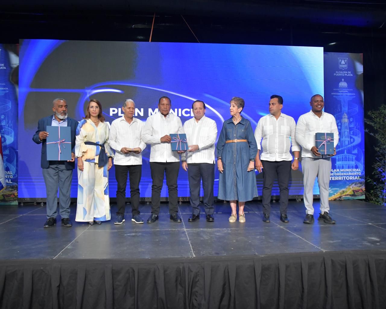 ALCALDE DIOMEDES ROQUE GARCÍA Y AYUNTAMIENTO SE PUERTO PLATA JUNTO AL MINISTRO PALIZA ENCABEZAN PRESENTACIÓN DEL PLAN DE ORDENAMIENTO TERRITORIAL