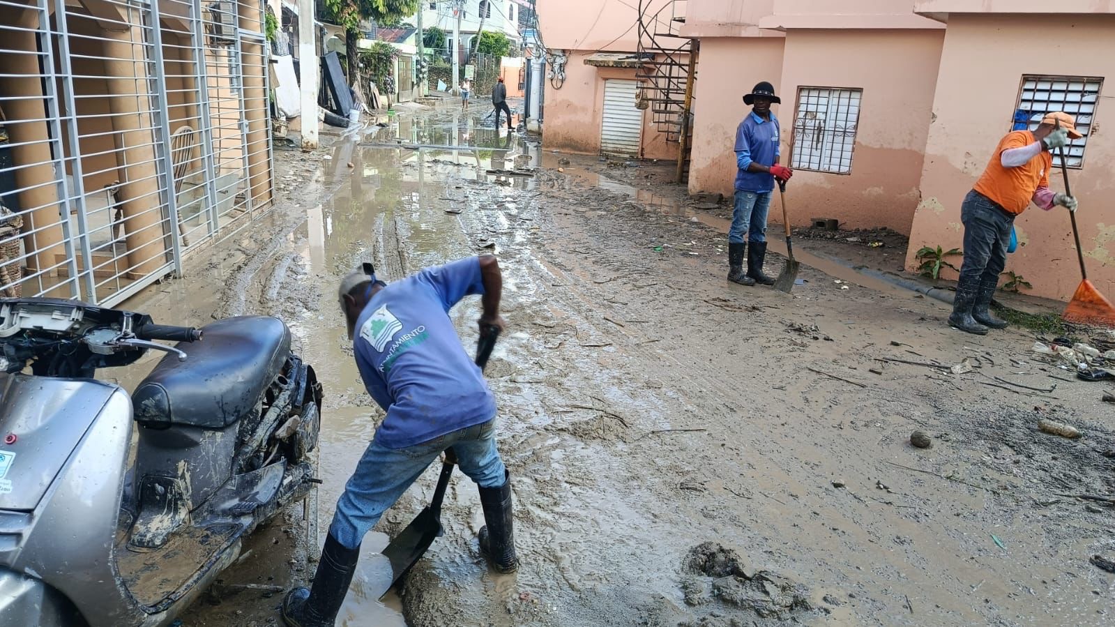 AYUNTAMIENTO DE PUERTO PLATA CONTINÚA BRINDANDO AYUDA A VILLA MONTELLANO TRAS DAÑOS CAUSADOS POR LLUVIAS