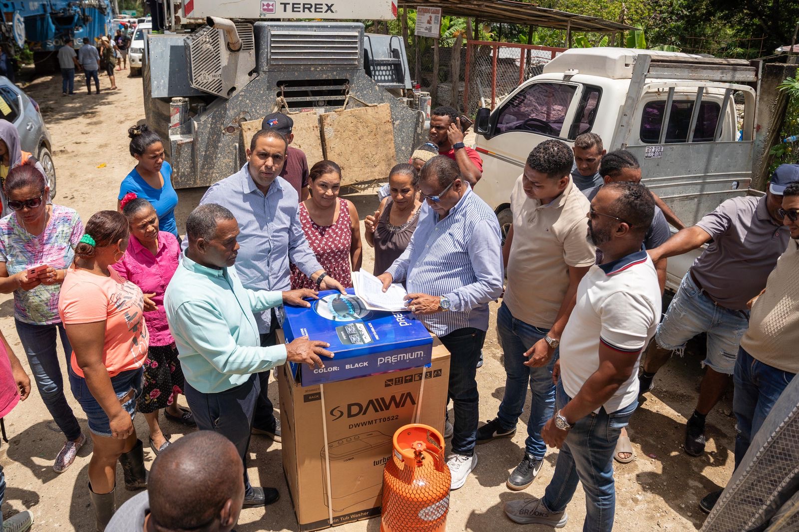 ALCALDE ROQUELITO GARCÍA ENTREGA AJUARES PARA HOGAR A DAMNIFICADOS DE CAMÚ TRAS INUNDACIONES