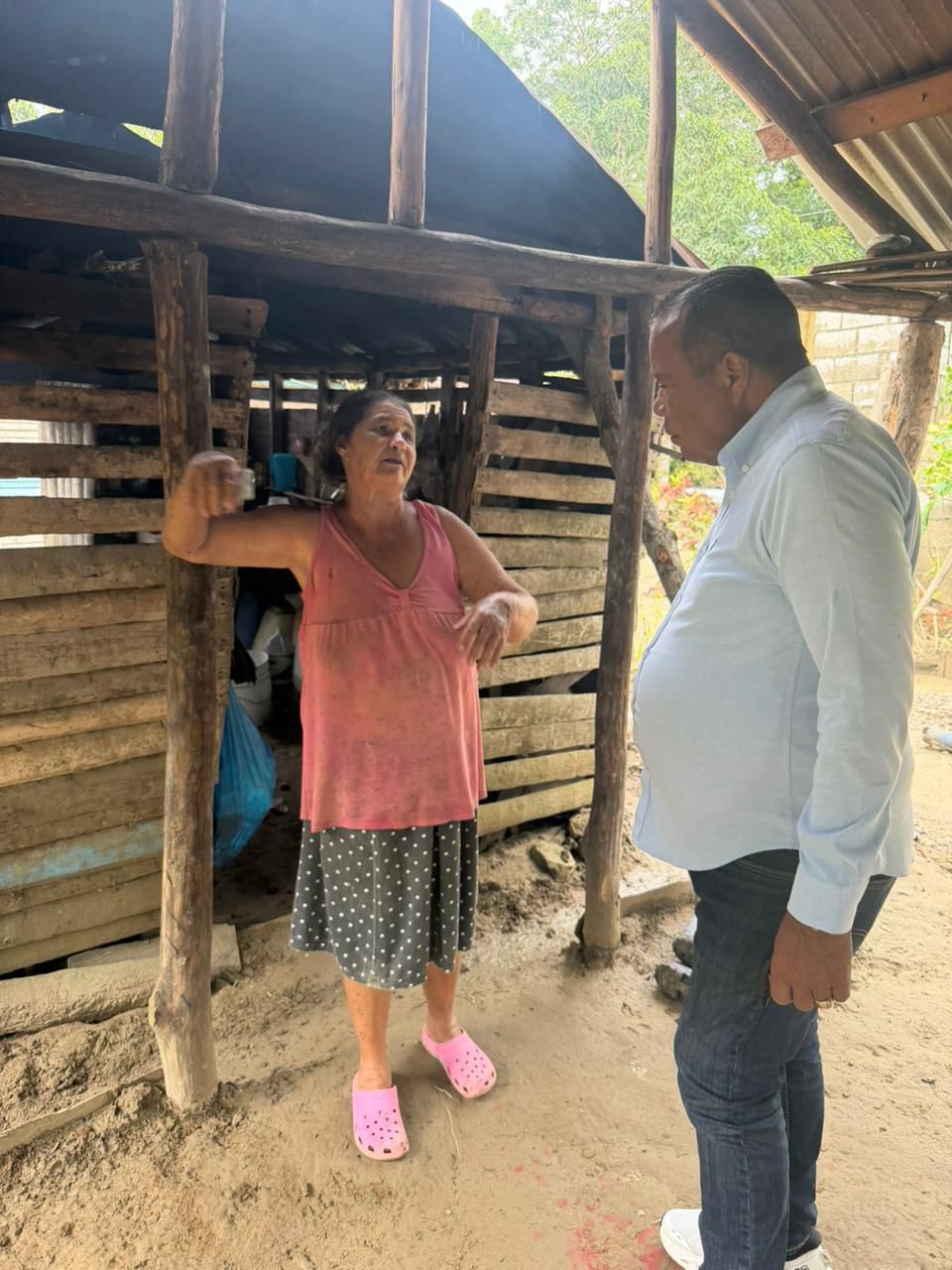 ALCALDE ROQUELITO GARCIA CONTINUA RECORRIDO EN ZONAS RURALES AFECTADAS POR LLUVIAS EN PUERTO PLATA