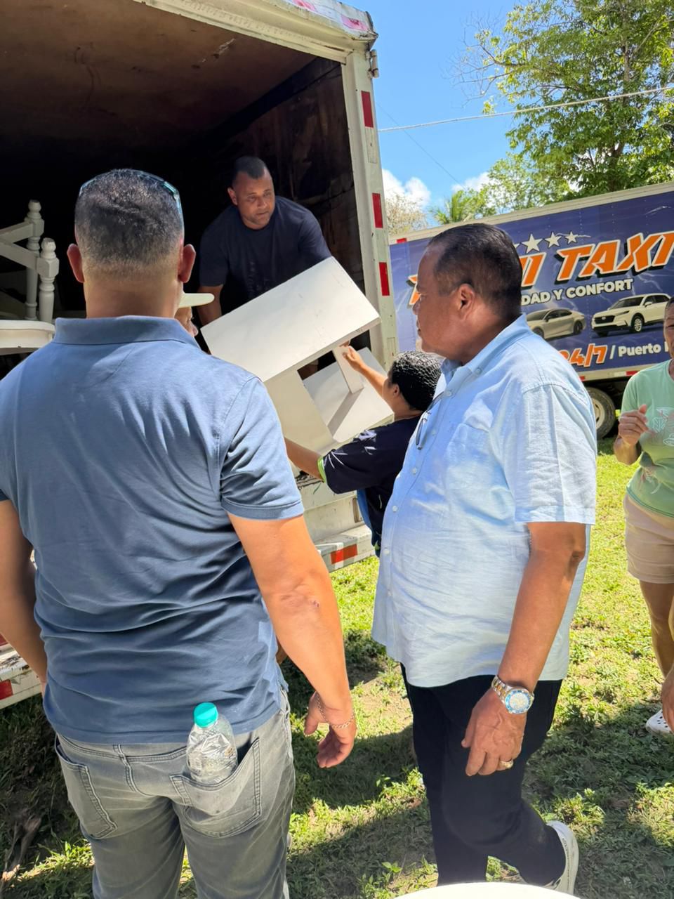 ALCALDE ROQUELITO GARCIA REGRESA AL NARANJAL DEL CUPEY CON AYUDAS PARA DAMNIFICADOS POR LLUVIAS