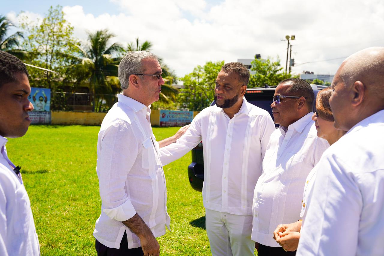 ALCALDE ROQUELITO ACOMPAÑA AL PRESIDENTE ABINADER EN INAUGURACION DE LA RENOVADA PLAYA SOSUA
