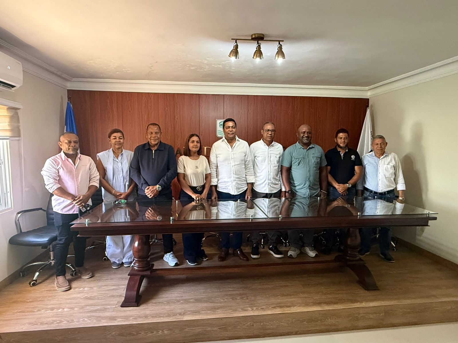 VICTOR DE AZA VISITA MONTELLANO Y ENTREGA APORTE DE UN MILLÓN DE PESOS PARA LABORES DE SOCORRO