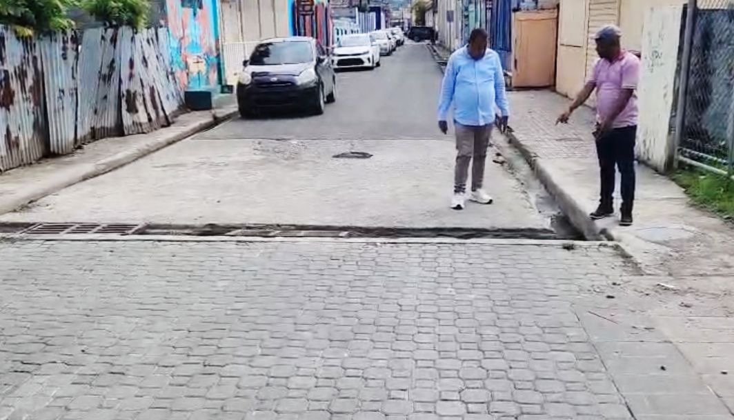 ALCALDE ROQUELITO GARCÍA INTERVIENE CAÑADA EN SAN MARCOS Y COLOCA PARILLA EN BADÉN DE LA CALLE MELLA