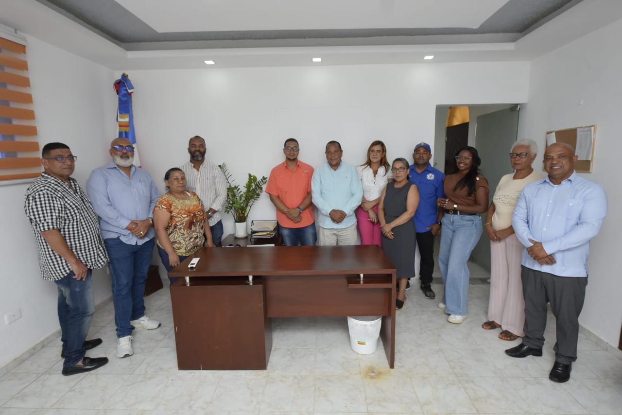 ALCALDE ROQUELITO SOSTIENE ENCUENTRO CON LA FEDERACION DE JUNTAS DE VECINOS DE PUERTO PLATA PARA COORDINAR TRABAJOS PRIORITARIOS
