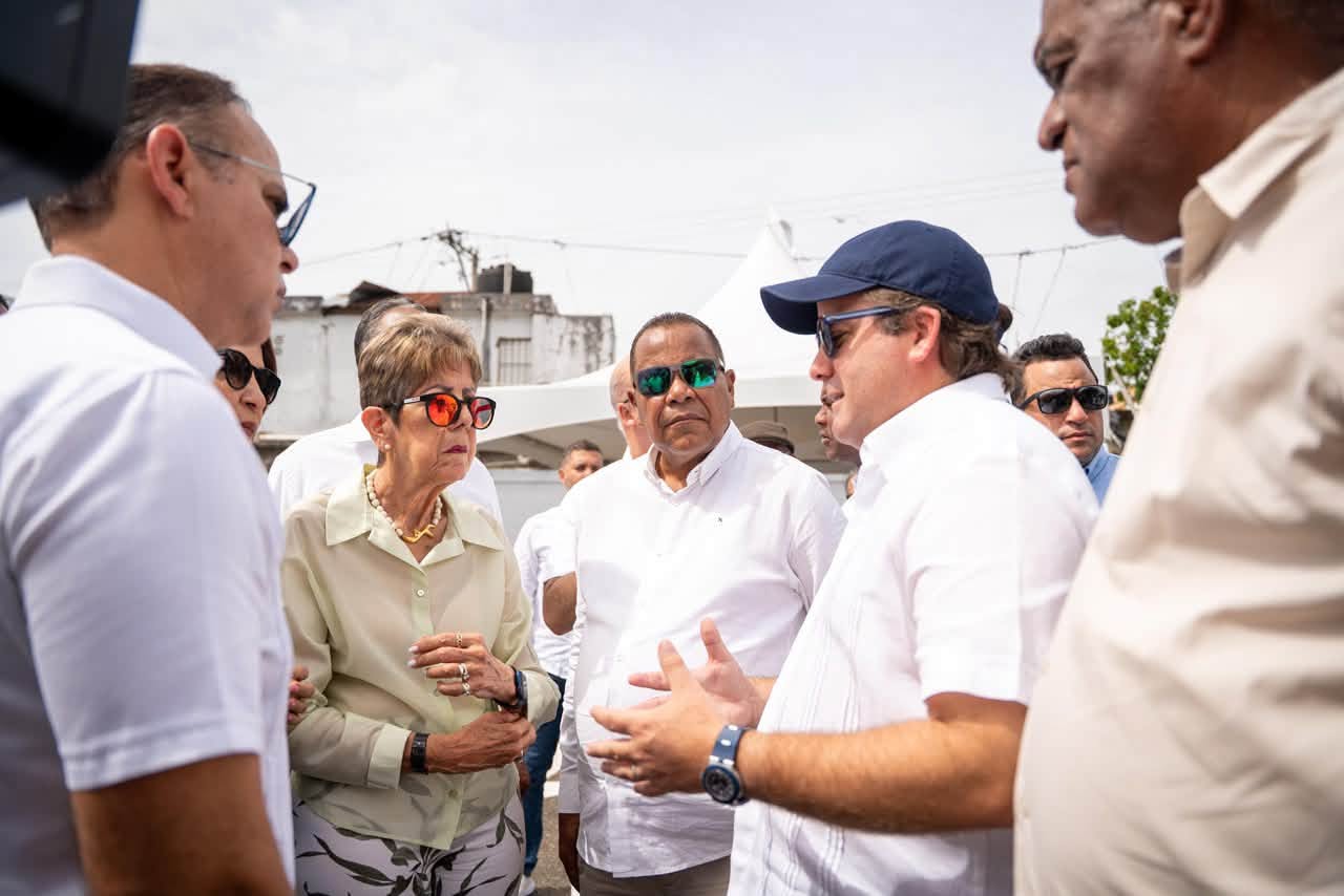 ROQUELITO ACOMPAÑA AL MINISTRO JOSE IGNACIO PALIZA EN LA ENTREGA DE TRES NUEVAS AMBULANCIAS PARA FORTALECER EL SISTEMA 9-1-1 EN PUERTO PLATA